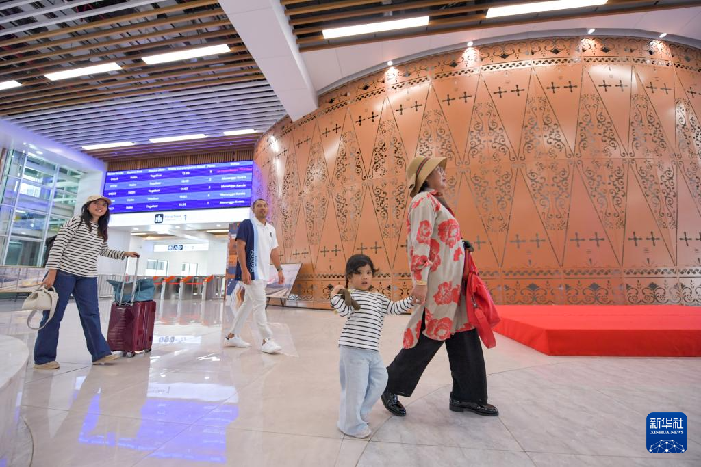 1月24日，在印度尼西亞雅加達(dá)哈利姆站，乘客在候車大廳內(nèi)行走。新華社記者 徐欽 攝