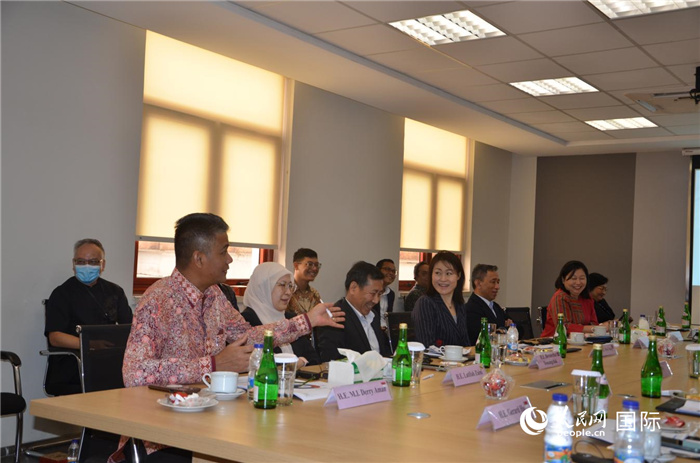 參訪嘉賓與五菱印尼公司負(fù)責(zé)人交流。人民網(wǎng)記者 李培松攝