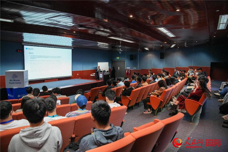 圖為23日，中國學(xué)生在聽取講座。人民網(wǎng)塔里克·易卜拉欣攝