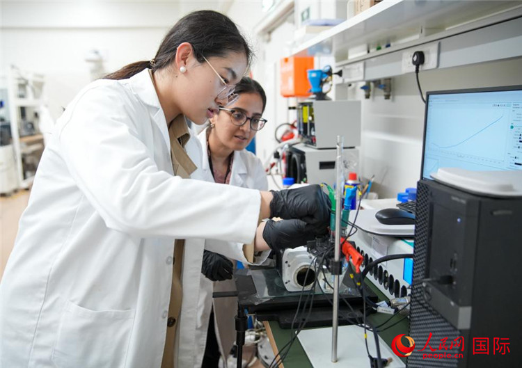 中國學(xué)生（左一）在嘗試操作電解水實(shí)驗(yàn)。人民網(wǎng)塔里克·易卜拉欣攝