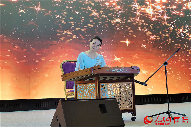 揚(yáng)琴演奏家劉艮演奏《夢中的婚禮》。人民網(wǎng)記者 于宏建攝