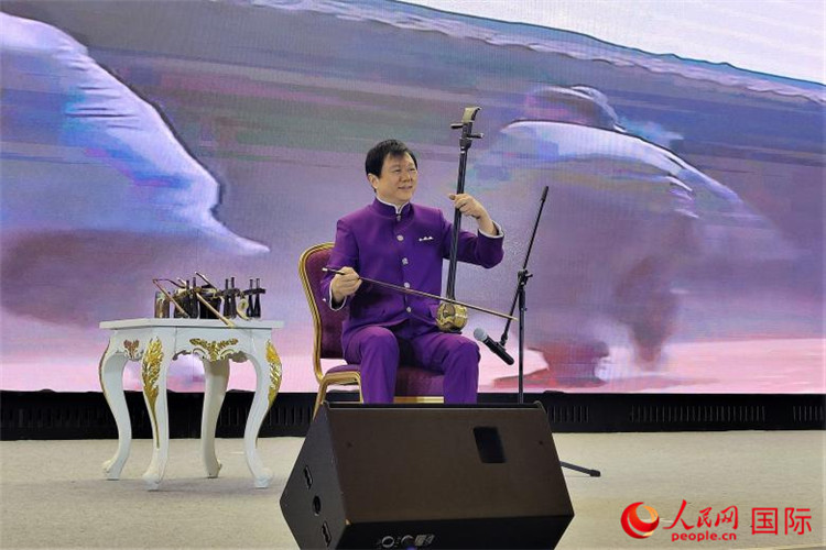 二胡演奏家、國家一級演員王之輝演奏《新春樂》。人民網(wǎng)記者 于宏建攝