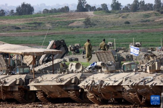 這是1月24日拍攝的加沙邊境以色列一側(cè)的以軍部隊。新華社發(fā)（吉爾·科恩·馬根攝）