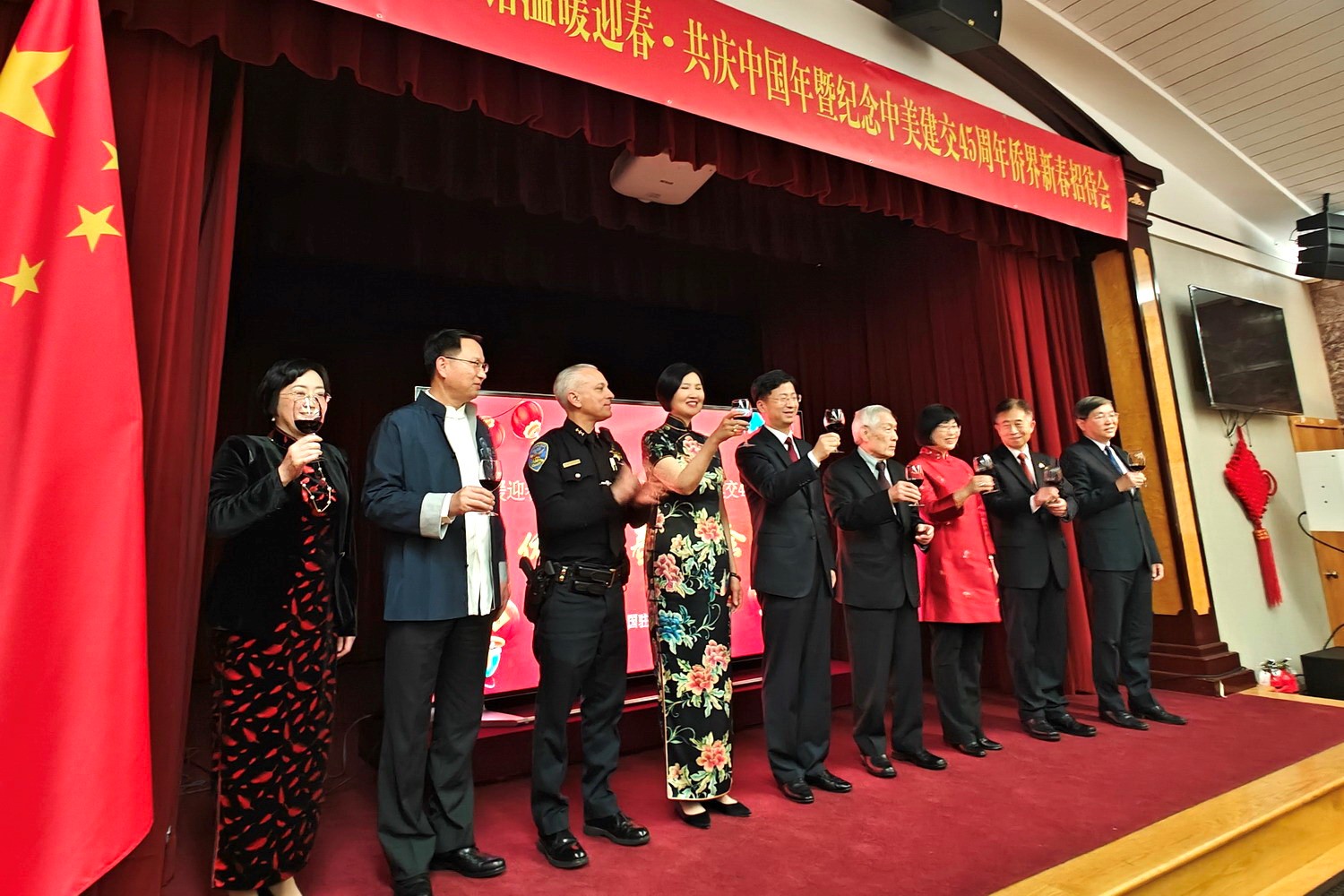 僑胞代表與駐舊金山總領(lǐng)館官員合影。主辦方供圖