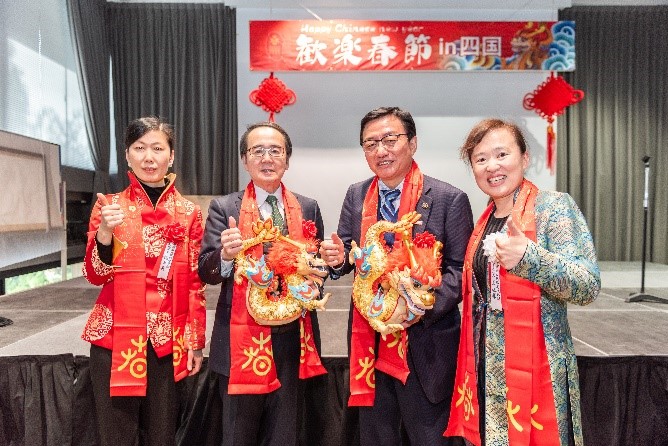 向池田知事、大西市長(zhǎng)贈(zèng)送“歡樂(lè)春節(jié)“吉祥龍。從左到右為魏有美副總領(lǐng)事、池田豊人知事、大西秀人市長(zhǎng)、馬曉琛主任。中國(guó)駐大阪旅游辦事處供圖
