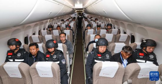 1月30日，白所成、白應(yīng)蒼、魏懷仁、劉正祥、劉正茂、徐老發(fā)等10名緬北重大犯罪嫌疑人在被押解回國的飛機(jī)上。新華社記者 殷剛 攝