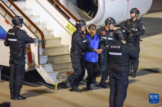 1月30日，在云南昆明長水機(jī)場，緬北重大犯罪嫌疑人白所成被我公安機(jī)關(guān)成功押解回國。新華社記者 殷剛 攝