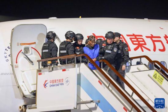 1月30日，在云南昆明長水機(jī)場，緬北重大犯罪嫌疑人白所成被我公安機(jī)關(guān)成功押解回國。新華社記者 殷剛 攝