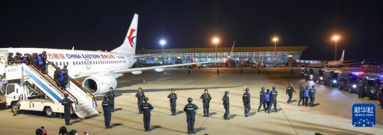 1月30日，在云南昆明長水機(jī)場，白所成、白應(yīng)蒼、魏懷仁、劉正祥、劉正茂、徐老發(fā)等10名緬北重大犯罪嫌疑人被我公安機(jī)關(guān)成功押解回國。新華社記者 殷剛 攝