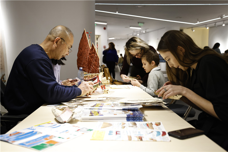 中國泉州非遺大師現(xiàn)場指導制作水密隔艙福船制造技藝。 布加勒斯特中國文化中心供圖
