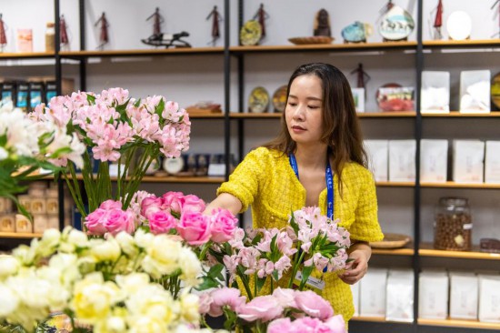 2023年7月1日，在位于湖南省長沙市的湖南高橋大市場，中非經(jīng)貿(mào)博覽會常設(shè)展館展區(qū)肯尼亞館工作人員在整理產(chǎn)自非洲的鮮花。新華社記者 陳思汗 攝