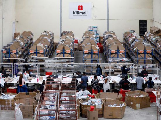 2023年11月11日，在肯尼亞姆洛隆戈，Kilimall員工在倉庫內(nèi)工作。新華社記者 李亞輝 攝