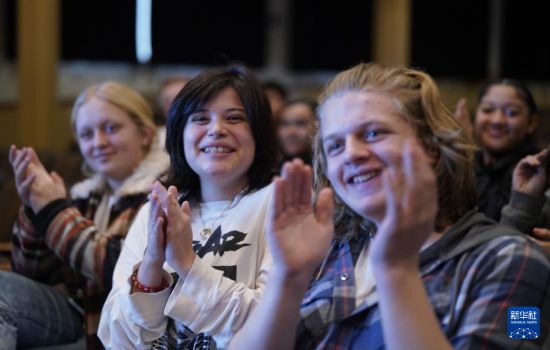 1月30日，在美國華盛頓州塔科馬市林肯中學，將于3月啟程赴華交流的林肯中學12年級學生蒙特塞拉特·羅梅羅-羅查（中）參加美國中學生赴華交流歡送儀式。新華社記者 吳曉凌 攝