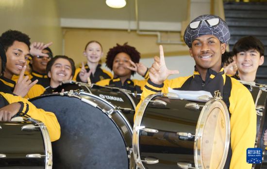 1月30日，在美國華盛頓州塔科馬市林肯中學，學校鼓樂隊準備在美國中學生赴華交流歡送儀式上表演。新華社記者 吳曉凌 攝