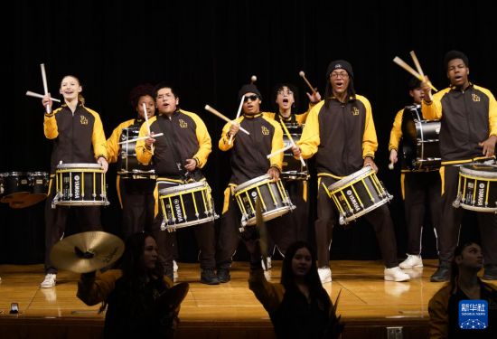 1月30日，在美國華盛頓州塔科馬市林肯中學，學校鼓樂隊在美國中學生赴華交流歡送儀式上表演。新華社記者 吳曉凌 攝