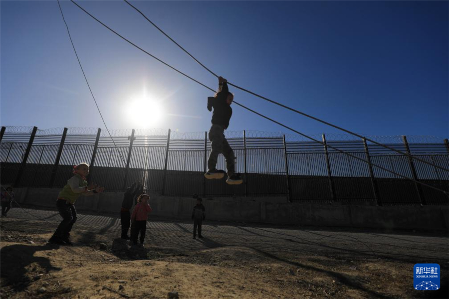 1月31日，在加沙地帶南部城市拉法同埃及邊境地區(qū)，巴勒斯坦兒童在玩耍。新華社發(fā)（亞西爾·庫迪攝）
