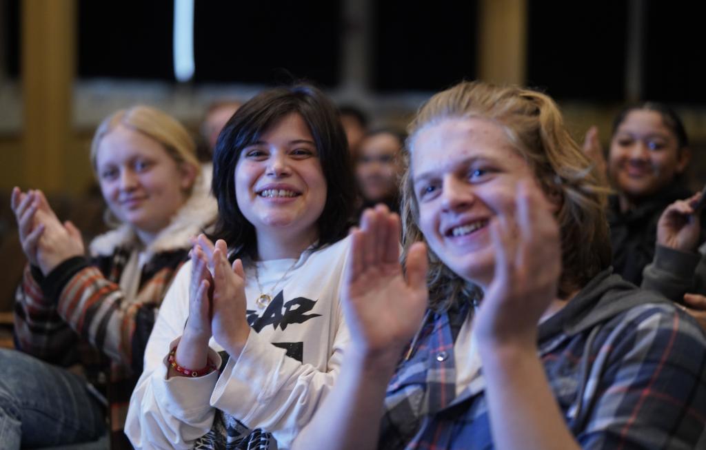 1月30日，在美國華盛頓州塔科馬市林肯中學，將于3月啟程赴華交流的林肯中學12年級學生蒙特塞拉特·羅梅羅-羅查（中）參加美國中學生赴華交流歡送儀式。新華社記者 吳曉凌 攝