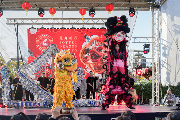 中國駐希臘大使館大使肖軍正與希方嘉賓為舞龍點睛。     希臘小朋友進行舞龍舞獅表演?！吨邢r報》供圖