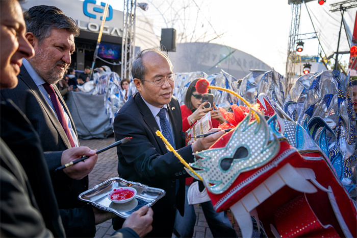 中國駐希臘大使館大使肖軍正與希方嘉賓為舞龍點睛?！吨邢r報》供圖