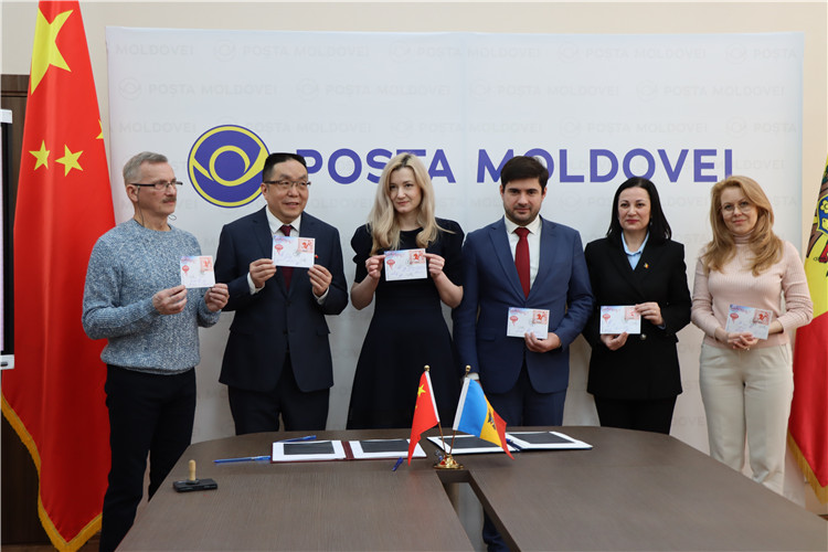 摩爾多瓦首發(fā)龍年生肖郵票。中國駐摩爾多瓦大使館供圖
