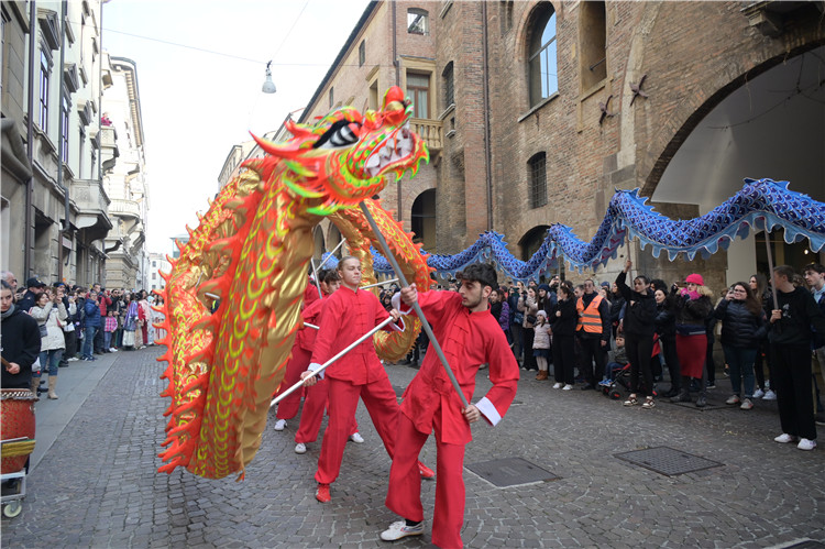 當?shù)匚湫g(shù)學院進行舞龍表演。張錫琪攝