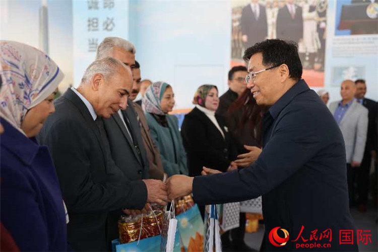中建埃及分公司董事長常偉才為埃及師生發(fā)放新年禮包。人民網(wǎng)記者 黃培昭攝