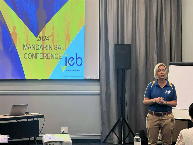 羅賓·莫瓦特女士對2023年“南非漢語高考”情況進行數(shù)據(jù)分析總結。（圖片來源：南非中國文化和國際教育交流中心孔子課堂）