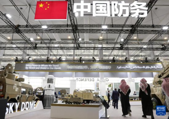 2月5日，在沙特阿拉伯利雅得，人們?cè)谥袊?guó)展區(qū)參觀。新華社記者 王東震 攝