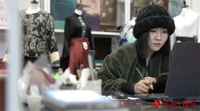 1月23日，在山東省菏澤市曹縣有愛云倉直播基地，張子晨正在設計漢服。 人民網(wǎng)記者 袁蒙攝