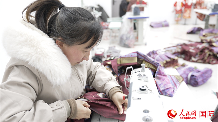 1月24日，在山東省菏澤市曹縣大集鎮(zhèn)云牧服飾有限公司，高燕正在縫制馬面裙。 人民網(wǎng)記者 袁蒙攝