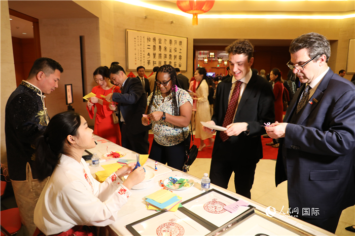 圖為美國民眾體驗中國春節(jié)民俗。人民網(wǎng)記者 李志偉攝