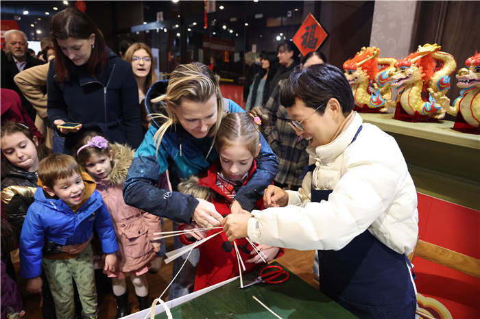 2024年“歡樂春節(jié)”《閩南風(fēng)情》文藝演出和泉州非物質(zhì)文化遺產(chǎn)展演2月6日在塞爾維亞斯梅代雷沃文化中心舉行。圖為當(dāng)?shù)孛癖婓w驗(yàn)中國非遺手工藝。 貝爾格萊德中國文化中心供圖