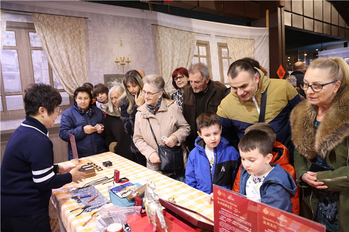 2024年“歡樂春節(jié)”《閩南風(fēng)情》文藝演出和泉州非物質(zhì)文化遺產(chǎn)展演2月6日在塞爾維亞斯梅代雷沃文化中心舉行。圖為當(dāng)?shù)孛癖婓w驗(yàn)中國非遺手工藝。 貝爾格萊德中國文化中心供圖