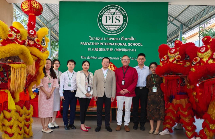 駐老撾使館臨時代辦王暢與白云碧國際學(xué)校校方、參會志愿者教師合影?；顒又鬓k方供圖