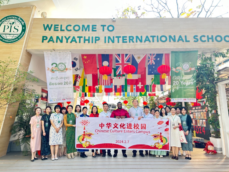 駐老撾使館政治處主任杜長青與白云碧國際學(xué)校校方、參會志愿者教師合影?；顒又鬓k方供圖