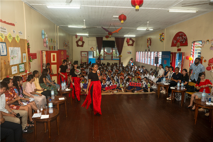 中華學(xué)校學(xué)生表演扇子舞。