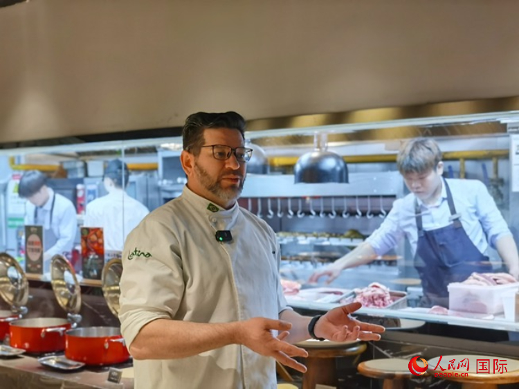 巴西主廚路易斯。人民網(wǎng)記者 魯揚(yáng)攝