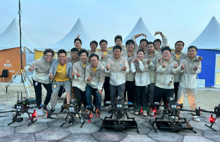 飛鷹隊(duì)部分隊(duì)員在賽后合影。北京理工大學(xué)供圖