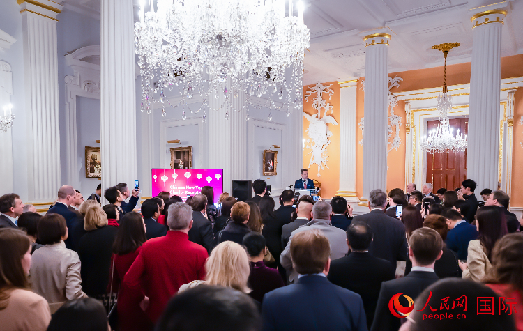 圖為2024 年倫敦金融城中國新年慈善酒會現(xiàn)場。人民網(wǎng) 郭錦標(biāo)攝