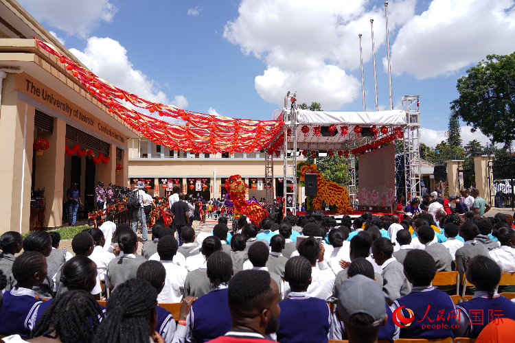 師生在觀看舞獅表演。人民網(wǎng)記者 黃煒鑫攝