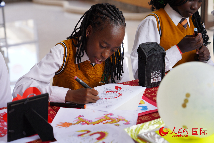 學(xué)生在畫龍。人民網(wǎng)記者 黃煒鑫攝