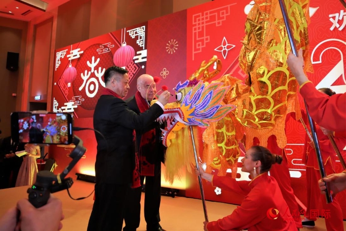 張漢暉（左）、施威特科（右）共同為彩龍點(diǎn)睛。于子恒攝