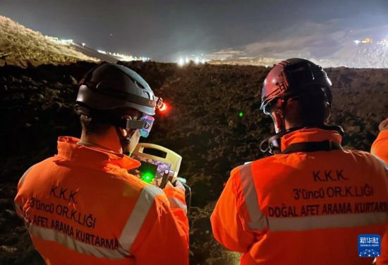 2月13日，救援人員在土耳其東部埃爾津詹省伊利奇區(qū)礦難現(xiàn)場工作。新華社發(fā)（穆斯塔法·卡亞攝）