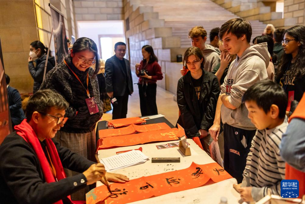 2月11日，書法家在美國(guó)費(fèi)城藝術(shù)博物館舉行的龍年迎新春活動(dòng)上為參觀者書寫對(duì)聯(lián)。新華社發(fā)（周煥新攝）