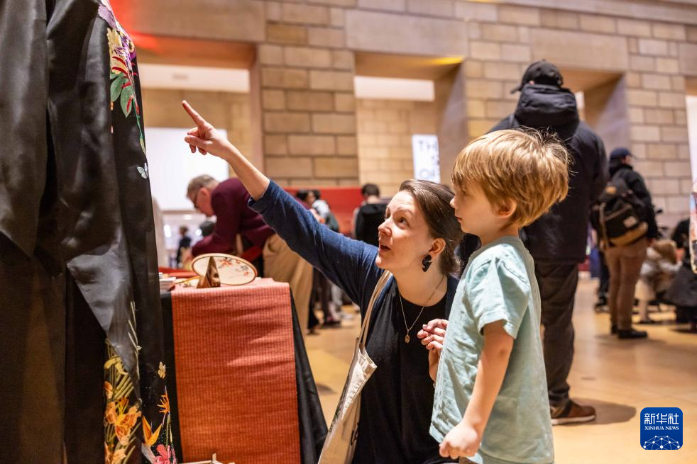 2月11日，參觀者在美國(guó)費(fèi)城藝術(shù)博物館舉行的龍年迎新春活動(dòng)上觀看中國(guó)傳統(tǒng)服飾。新華社發(fā)（周煥新攝）