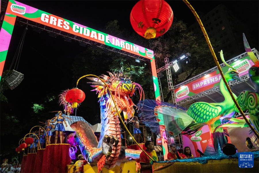 這是2月14日凌晨在巴西貝洛奧里藏特拍攝的“城市花園”舞校的花車。新華社記者 王天聰攝