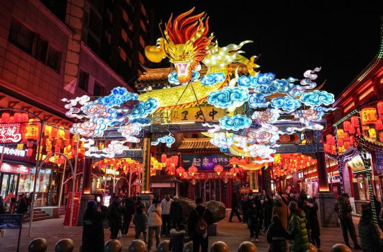 2月11日，游客在沈陽中街游覽。春節(jié)期間，各地燈火璀璨、火樹銀花，呈現(xiàn)出一幕幕流光溢彩的視覺盛宴。（新華社記者潘昱龍攝）