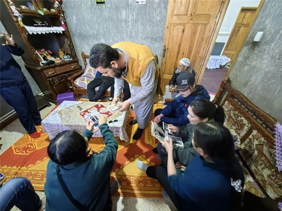 穆罕默德醫(yī)生講述與中國醫(yī)生結(jié)緣的老照片。中國第28批援阿爾及利亞醫(yī)療隊塞地夫分隊供圖