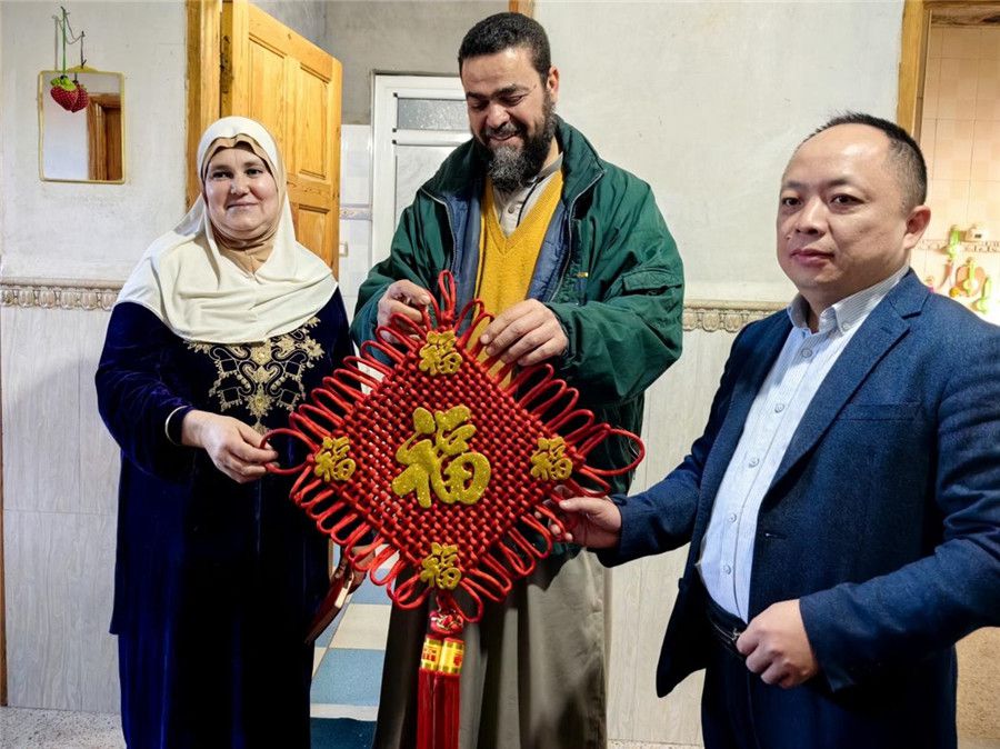 中國醫(yī)生向穆罕默德贈送中國新春福字。中國第28批援阿爾及利亞醫(yī)療隊塞地夫分隊供圖
