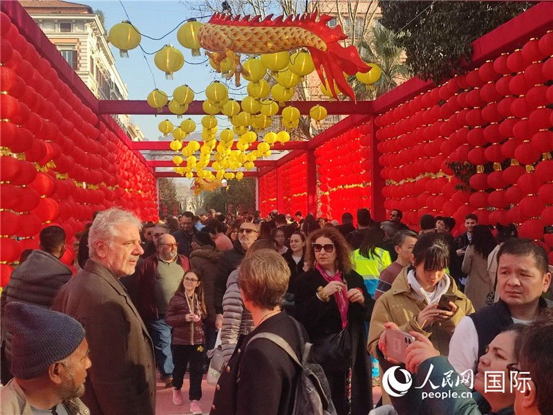 游園會(huì)入口處張燈結(jié)彩，人流如織。人民網(wǎng)記者鄭彬攝